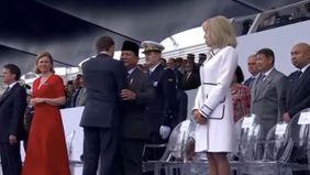 Presiden Republik Prancis Emmanuel Macron menyambut hangat hadirnya Presiden Indonesia Prabowo Subianto saat menghadiri perayaan Bastille Day 2025 di Paris, Prancis, Senin, 14 Juli 2025.