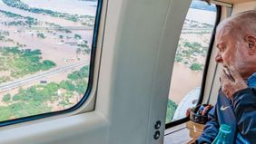 Presiden Brasil, Luiz Inacio Lula da Silva, melakukan perjalanan pada hari Minggu, 5 Mei 2024 ke Rio Grande do Sul dengan helikopter ke daerah yang terkena dampak paling parah. 