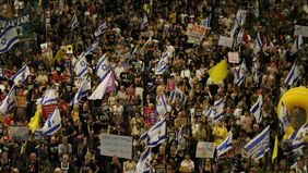 Perdana Menteri Israel, Benjamin Netanyahu, mengecam aksi protes besar-besaran di negaranya yang mendesak dihentikannya perang di Gaza.
