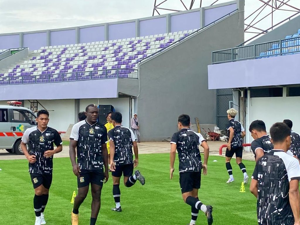 Striker Persiba Balikpapan, Herman Dzumafo Epandi bakal dapat pengawalan ekstra dari para pemain PSGC Ciamis di perebutan tempat ketiga PNM Liga Nusantara 2024/2025.  <b>(NTVNews.id/Marco Tampubolon)</b>