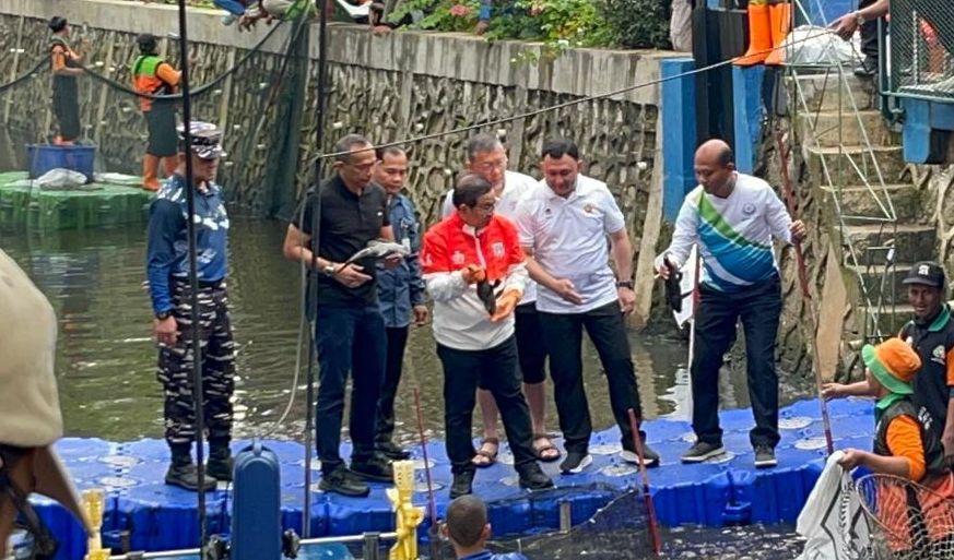 Pramono Anung tinjau penangkapan ikan sapu-sapu <b>(Ntvnews.id/Adiansyah)</b>