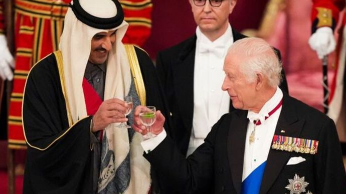 Raja Charles III atau raja Inggris menyambut Emir Qatar dalam bahasa Arab di Istana Buckingham