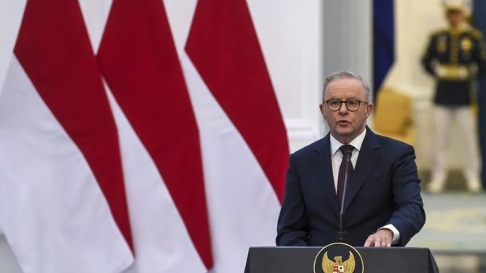 Perdana Menteri Australia Anthony Albanese saat memberikan pernyataan bersama saat kunjungan kenegaraan di Istana Merdeka, Jakarta, Jumat (6/2/2026). ANTARA FOTO/Galih Pradipta/rwa.