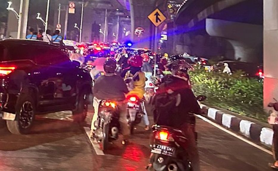 Jalanan Jakarta macet parah di kawasan Pancoran akibat pohon tumbang di Semanggi, Rabu (3/7/2024) <b>(Ntvnews)</b>