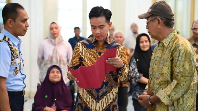 Wakil Presiden Gibran Rakabuming menyerahkan bantuan kemasyarakatan kepada warga yang sebelumnya mengajukan aduan ke 