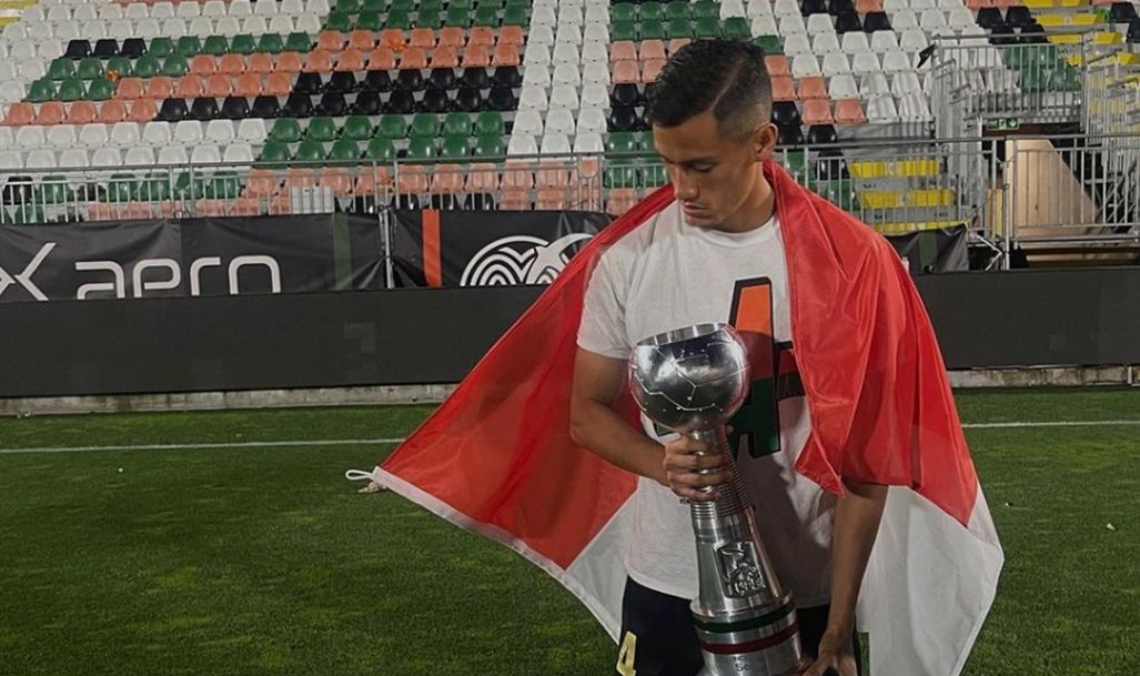 Selebrasi Jay Idzes usai membawa Venezia lolos ke Serie A <b>(Instagram Jay Idzes)</b>