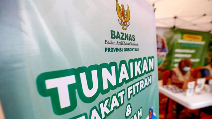 Ilustrasi - Warga melakukan pembayaran zakat fitrah dengan menggunakan QRIS di gerai zakat Badan Amil Zakat Nasional (Baznas). ANTARA/Adiwinata Solihin/am