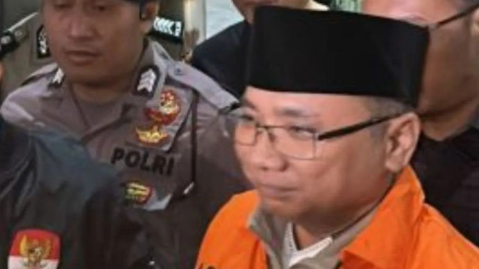 Mantan Menteri Agama sekaligus tersangka kasus kuota haji Yaqut Cholil Qoumas memakai rompi oranye dan berjalan menuju mobil tahanan di Gedung Merah Putih KPK, Jakarta, Kamis (12/3/2026). (ANTARA/Rio Feisal)