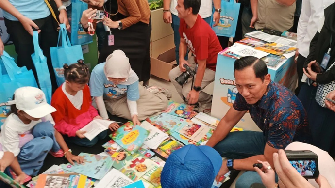 Menteri Koordinator Bidang Infrastruktur dan Pembangunan Kewilayahan Agus Harimurti Yudhoyono (AHY) meninjau Stasiun Pasar Senen, Jakarta Pusat, Selasa 17 Maret 2026. ANTARA/Khaerul Izan.