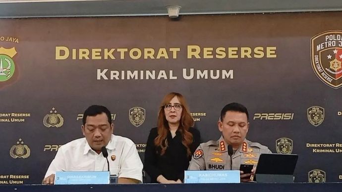Direktur Reserse Kriminal Umum Polda Metro Jaya Kombes Pol Iman Imanuddin (kiri) dan Kabid Humas Polda Metro Jaya Kombes Pol Budi Hermanto (kanan) dalam konferensi pers di Mapolda Metro Jaya, Rabu, 2 September 2026.