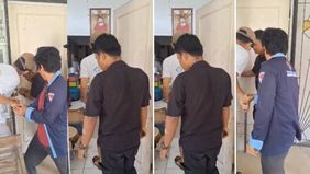 Seorang pasangan lanjut usia di daerah Jonggol, Bogor, ditemukan meninggal di dalam rumah mereka dalam keadaan membusuk.