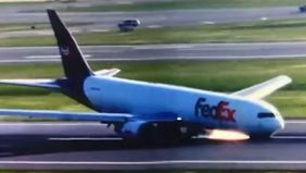 Sebuah pesawat Kargo terpaksa mendarat di Bandara Istanbul tanpa roda depan. Kejadian tersebut pun terekam oleh netizen.