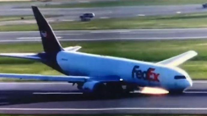 Pesawat Kargo Terpaksa Mendarat Tanpa Roda Depan di Bandara Istanbul