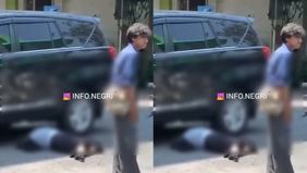 Beredar video memperlihatkan seorang mahasiswi UIN Surakarta nekat loncat dari atas gedung kampus hingga tewas. Hal tersebut menjadi viral di media sosial.