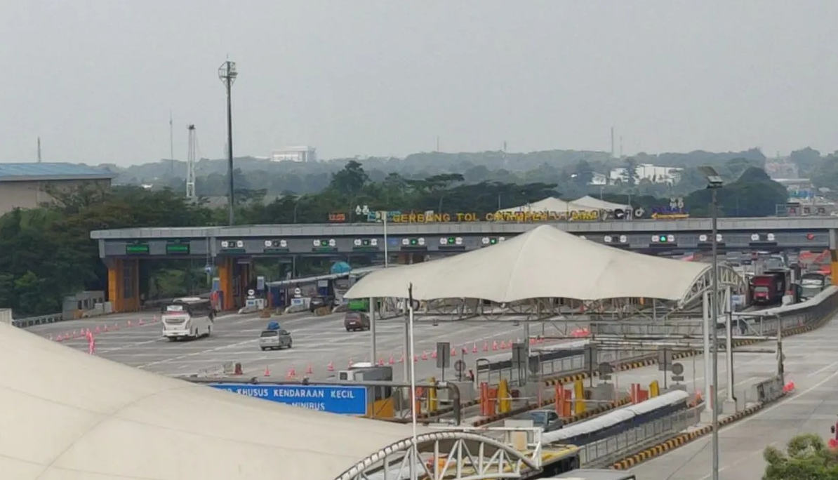 Arus kendaraan yang melintasi Gerbang Tol Cikampek Utama, Karawang, Jawa Barat dari arah Jakarta pada H-6 Lebaran, Minggu (15/3/2026). <b>(Antara/Risky Syukur)</b>