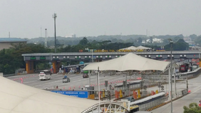 Sebanyak 23.610 kendaraan tercatat melintasi Gerbang Tol Cikampek Utama, Kabupaten Karawang, Jawa Barat, dari arah Jakarta pada H-6 Lebaran, Minggu, selama periode pukul 00.00 hingga 12.44 WIB.