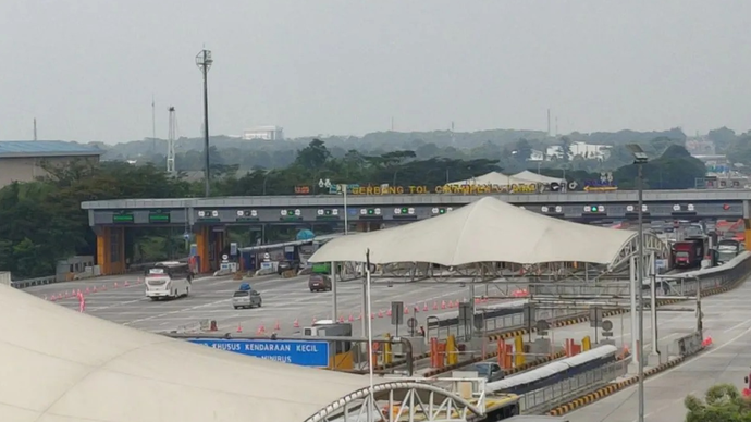Arus kendaraan yang melintasi Gerbang Tol Cikampek Utama, Karawang, Jawa Barat dari arah Jakarta pada H-6 Lebaran, Minggu (15/3/2026), terlihat mulai ramai, namun tetap lancar. ANTARA/Risky Syukur