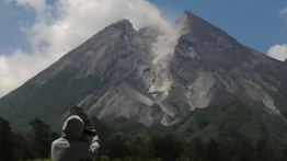 Jelang Lebaran, Gunung Merapi Luncurkan Dua Kali Awan Panas Sejauh 1,6 Km