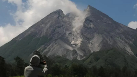 Gunung Merapi yang berada di perbatasan Daerah Istimewa Yogyakarta dan Jawa Tengah kembali menunjukkan aktivitas vulkanik dengan meluncurkan dua kali awan panas guguran pada Senin dini hari. 