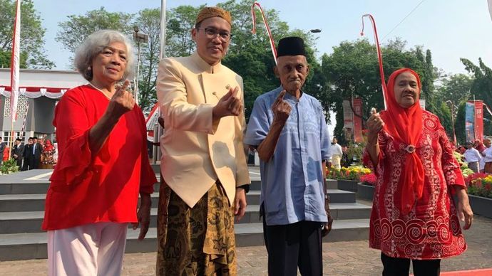 Sekretaris Kemendukbangga/Sekretaris Utama BKKBN Budi Setiyono (dua dari kiri) dalam perayaan kemerdekaan RI ke-81 bersama lansia di Kantor Kemendukbangga/BKKBN, Jakarta, Senin (17/8/2026).  