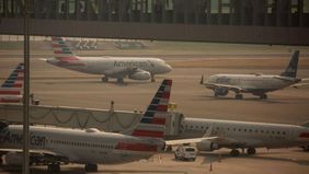 Sebuah insiden terjadi di Bandara O'Hare ketika pesawat American Airlines bersenggolan dengan pesawat United Airlines. Tidak ada korban dalam kejadian ini, dan investigasi tengah berlangsung.