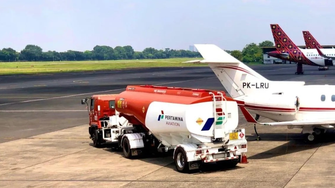 Mobil tangki BBM mengisi avtur untuk pesawat udara di Bandara Juanda, Sidoarjo, Jawa Timur, Kamis (12/3/2026). ANTARA/HO-Pertamina Patra Niaga