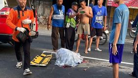 Terjadi kecelakaan lalu lintas yang melibatkan pengendara motor, diduga jadi korban tabrak lari di Jalan Raya Ngambar, Driyorejo pada Kamis, 10 Oktober 2024 sekitar pukul 05.00 WIB pagi.