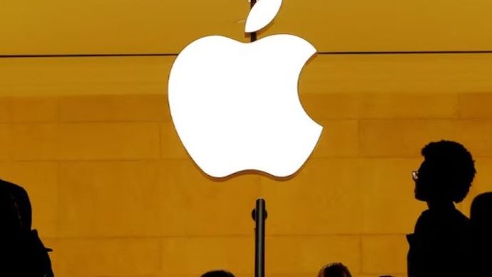 Pelanggan berjalan melewati logo Apple di dalam toko Apple di Grand Central Station di New York, AS, 1 Agustus 2018. (Foto: Do/Lucas Jackson/Reuters)