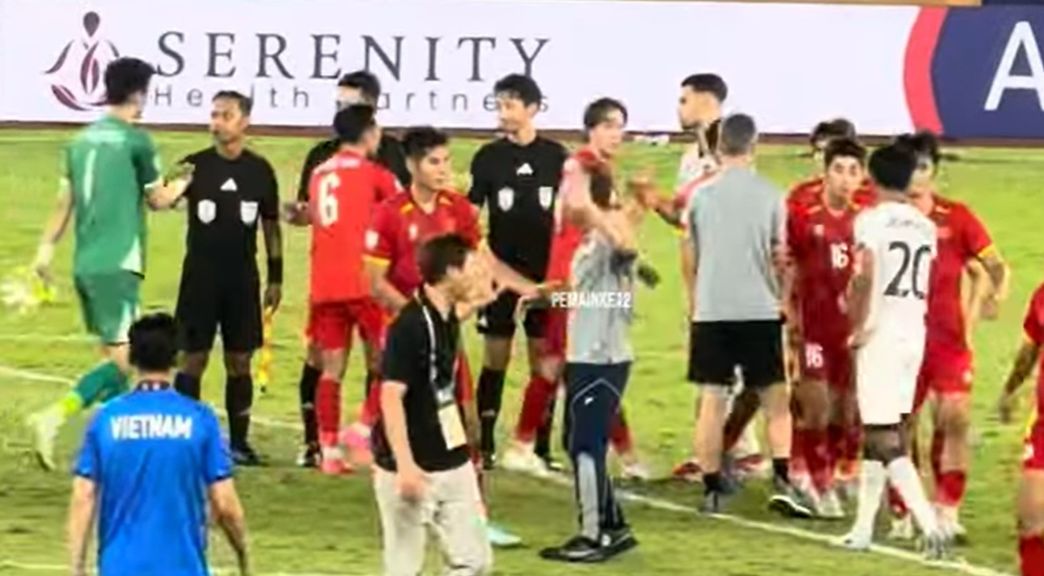 Gerald Vanenburg menolak salaman dengan pelatih timnas Vietnam U-23, Kim Sang Sik. <b>(Screenshot)</b>