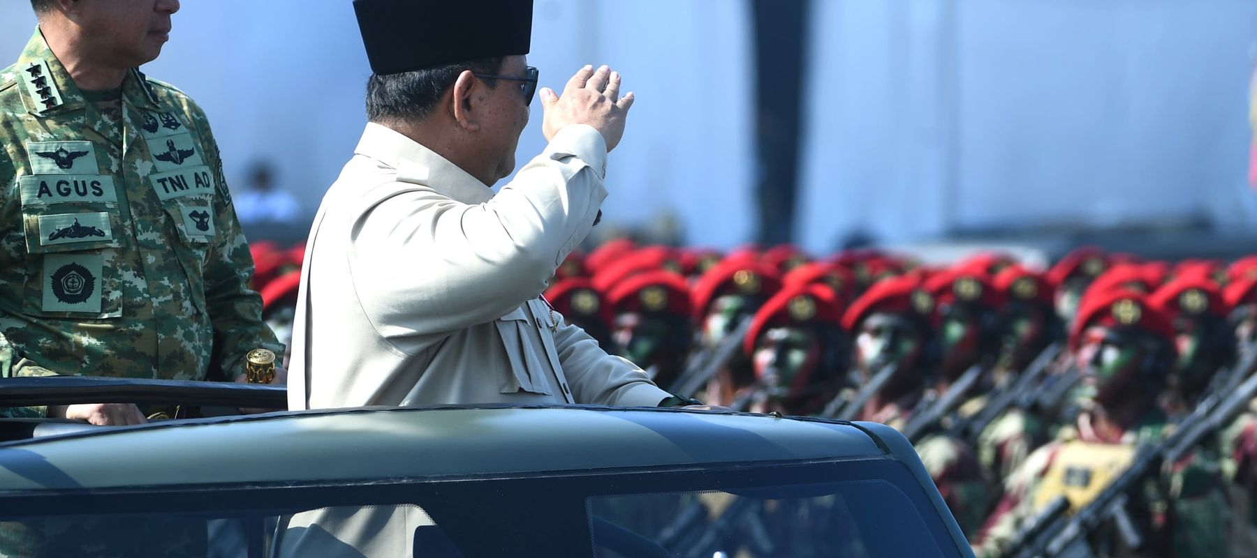Presiden Prabowo cek pasukan upacara gelar pasukan operasional dan kehormatan militer