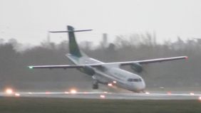 Sebuah pesawat yang dioperasikan oleh maskapai Aer Lingus melakukan pendaratan darurat di Bandara Kota Belfast, Irlandia Utara