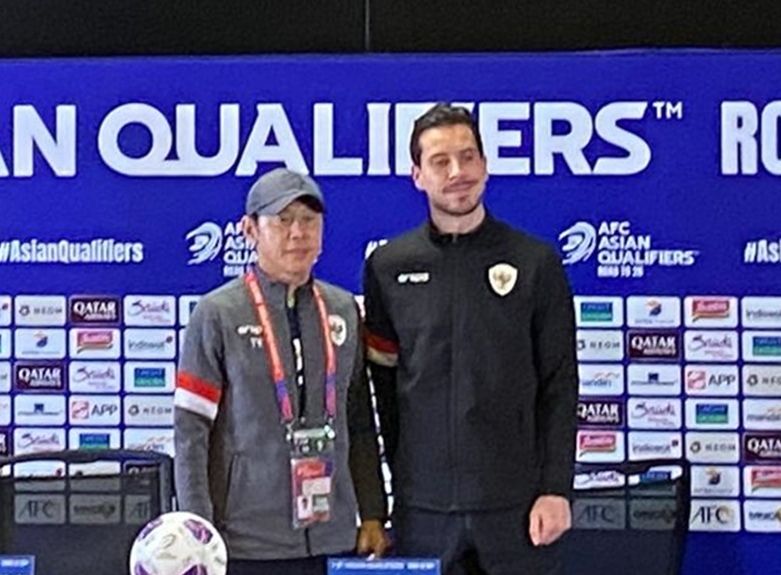 Thom Haye (kanan) saat menghadiri jumpa pers bersama pelatih timnas Indonesia, Shin Tae-yong di Stadion GBK, Senayan, Senin (18/11/2024). <b>(NTVnews.id)</b>