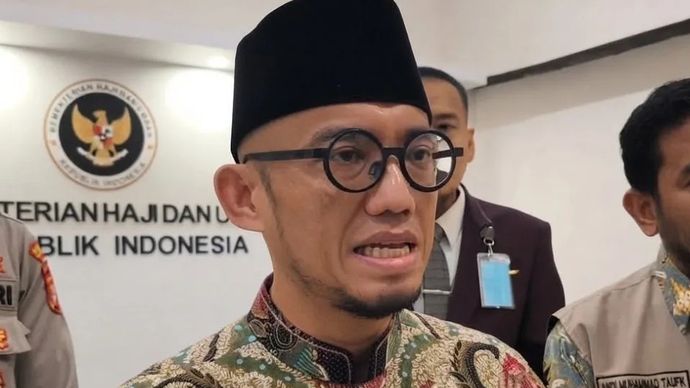 Wakil Menteri Haji dan Umrah (Wamenhaj), Dahnil Anzar Simanjuntak memberikan keterangan resmi terkait penanganan jamaah umrah yang terdampak pembatalan penerbangan di Bandara Internasional Soekarno-Hatta Tangerang
