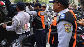 Petugas gabungan kembali melakukan operasi tangkap tangan (OTT) terhadap praktik parkir liar di kawasan Blok M Square, Kelurahan Melawai, Kecamatan Kebayoran Baru, Jakarta Selatan. Dalam operasi tersebut, empat juru parkir (jukir) liar berhasil diama