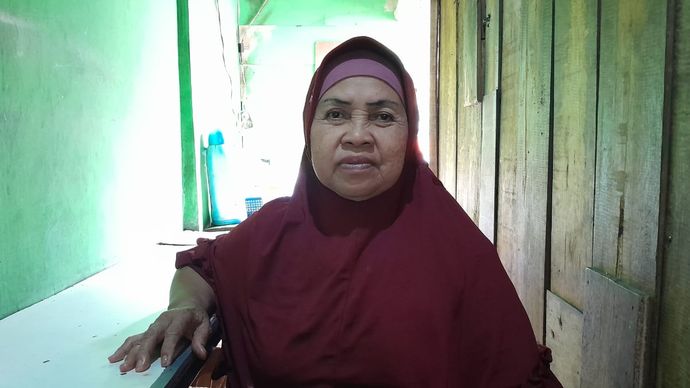 Ibu Darmi, penjual warteg