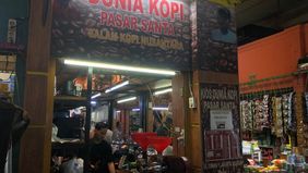 Meski terletak di dalam pasar, Dunia Kopi bukanlah toko biasa