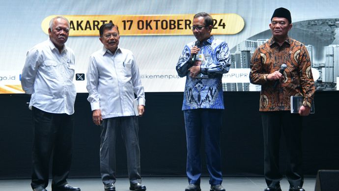 Mantan Presiden RI ke-10 dan ke-12 Jusuf Kalla, Mantan Menko Polhukam Mahfud MD, Menko PMK Muhadjir Effendy dan Menteri PUPR Basuki Hadimuljono alam peluncuran buku berjudul Delivered: Proses Kerja, Strategi dan Values