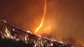 Sebuah fenomena pusaran api terlihat di tengah kobaran kebakaran hutan di Pacific Palisades, Los Angeles. 