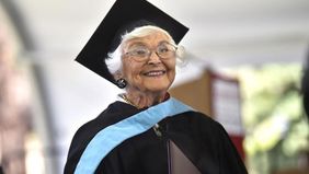 Seorang perempuan berusia 105 tahun, baru-baru ini berhasil meraih gelar magister dari stanford