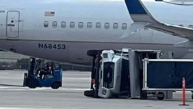 Sebuah insiden tak terduga melibatkan pesawat United Airlines terjadi ketika pesawat tersebut menabrak sebuah truk hingga kendaraan itu terbalik di landasan pacu.