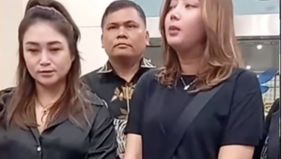 Pratiwi Noviyanthi akhirnya memenuhi niatnya untuk mendatangi rumah duka Alvin Lim. Perempuan yang akrab disapa Teh Novi itu hadir bersama Yolo Ine.