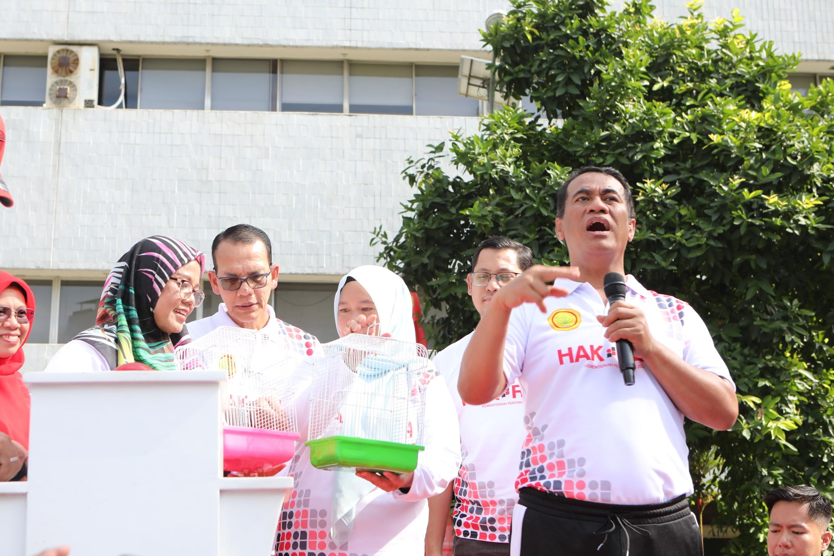 Mentan Andi Amran Sulaiman membagikan sajadah dan tikus kepada sejumlah staf Kementan, sebagai simbol memberantas praktik korupsi/Ist