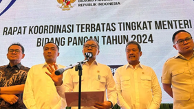 Menteri Koordinator Bidang Pangan, Zulkifli Hasan, mengumumkan bahwa target pencapaian swasembada pangan akan dipercepat menjadi tahun 2027.