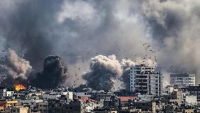 Serangan militer Israel di Gaza pada malam hari menewaskan sedikitnya 29 warga Palestina, kata petugas medis pada Sabtu.