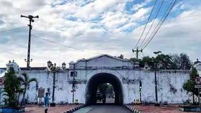 Plengkung Gading, yang terletak di dekat Alun-alun Kidul Yogyakarta, kini resmi ditutup, sehingga para traveler tidak lagi dapat melewati jalan di bawahnya.