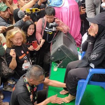 Tak Ada Konser Artis, Kampanye Akbar Dharma-Kun Malah Basuh Kaki Seorang Ibu