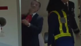 Kantor kepresidenan Prancis memberikan respons yang santai atas insiden kecil yang terjadi antara Presiden Emmanuel Macron dan istrinya,
