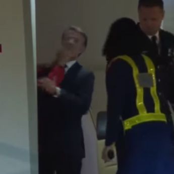 Viral Presiden Prancis Macron Ditoyor Istri Saat Kunjungan di Vietnam