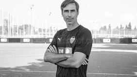 Korban dalam insiden tenggelamnya kapal wisata pinisi Putri Sakinah di Labuan Bajo diketahui adalah Fernando Mart&iacute;n Carreras, pelatih Valencia CF Women B, klub sepak bola wanita asal Spanyol.