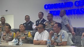 Kakorlantas Polri Irjen Pol Aan Suhanan mendampingi Wakil Menteri Badan Usaha Milik Negara (BUMN) Donny Oskaria dalam kunjungannya di Command Center KM 29 Tol Jakarta-Cikampek, Jumat 27 Desember 2024.